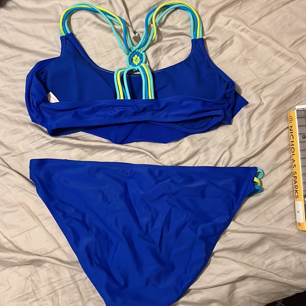 Bikini - Picture 2 of 2